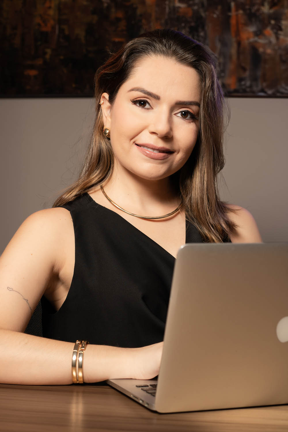 Daniela Atalla, sócia da B2 Gestão Inteligente, trabalhando no notebook
